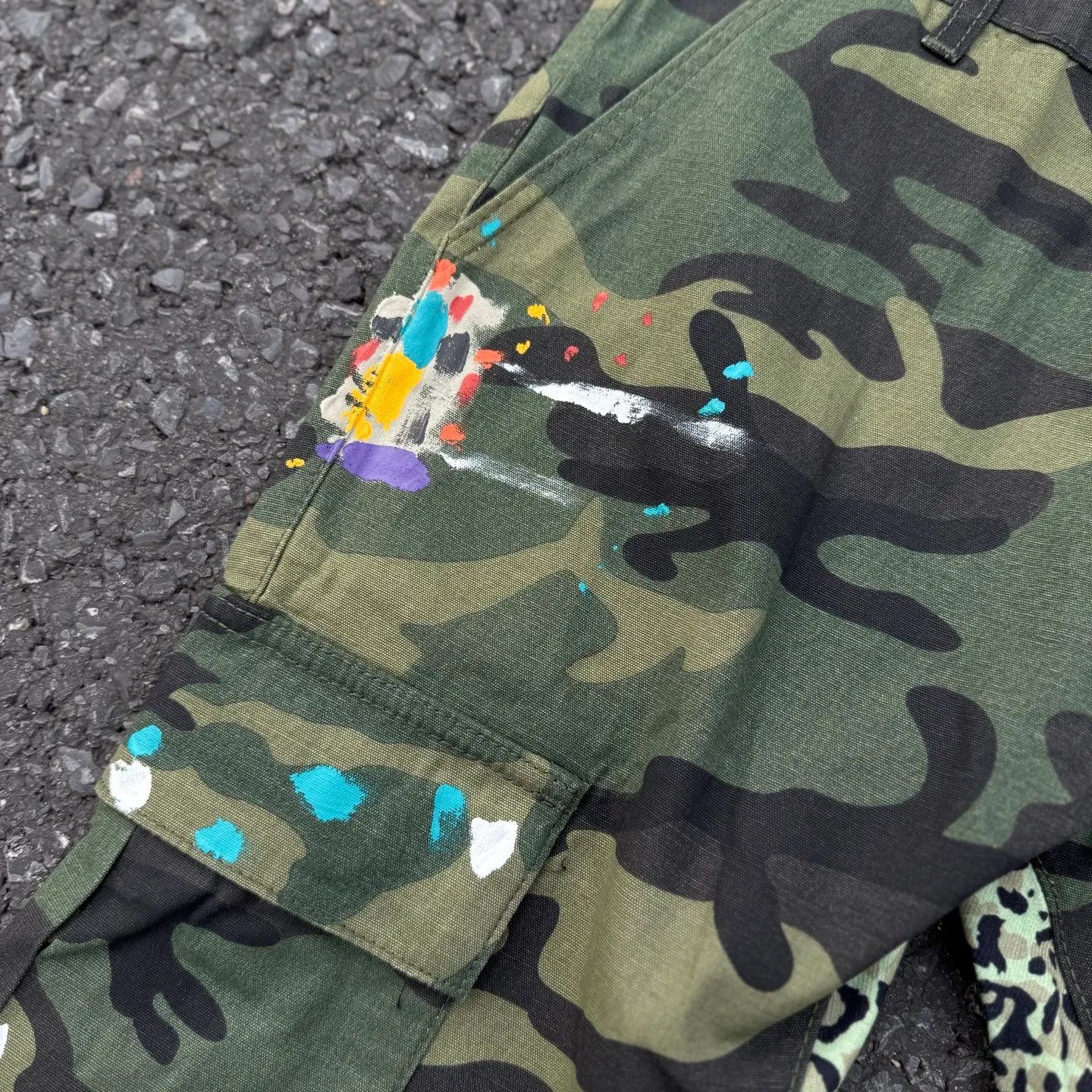 #8208 P260💰 GALLERY DEPT leopard print camouflage splash ink splicing overalls high street retro American casual trousers. Original purchased and patterned to truly restore the ultimate texture of Vintage. The whole splicing is in heavy water washing process. Craftsmen hand splash ink. You can see the details. Three-dimensional cutting version. Loose and comfortable. Not picky on the figure. Makes taller and slimmer. Seiko factory. Original quality control. Same style for men and women. Can be matched with couples. Versatile recommendation. Essential jeans for all seasons Color: Camouflage